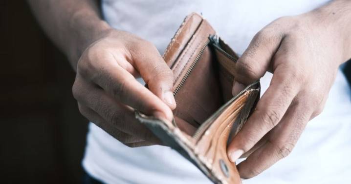 ¿Te prometen una pensión rápida? Así puedes evitar la estafa bancaria que afecta a adultos mayores en México