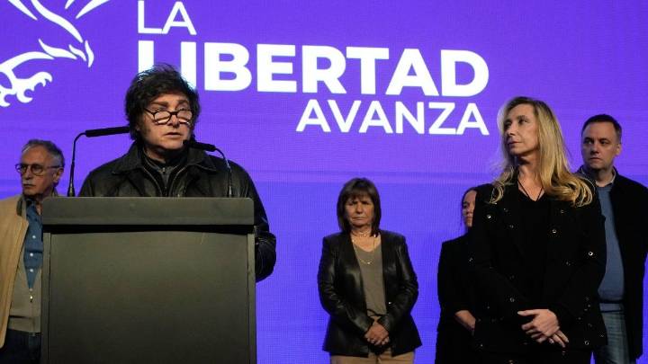 Milei fue al búnker de LLA y admitió: "Hemos tenido una clara derrota"