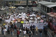 Con velas y pancartas, estudiantes marchan por la paz en la UNAM