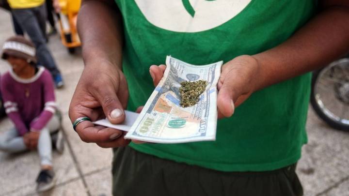 Venta de marihuana regresa a parque aledaño al Senado pese a prohibición