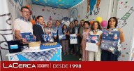Cabañero anima a la población a adquirir el calendario solidario de AFANION durante la Feria de Albacete 2025