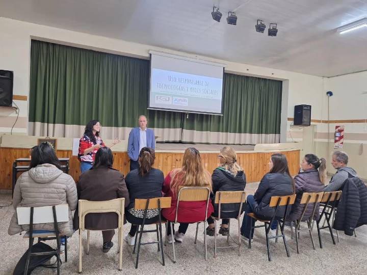 Charla de prevención sobre ciberhostigamiento y grooming