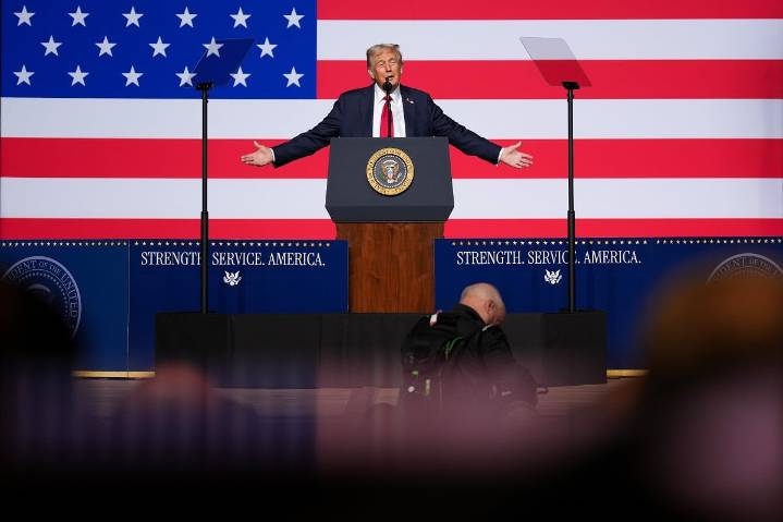 Trump exhorta a sus generales a vigilar "el enemigo interno" en Estados Unidos