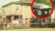 Texas: decoración de Halloween con maniquíes colgados, ataúdes y una bandera mexicana causa polémica