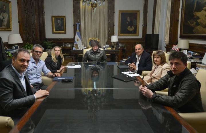 Cambios "light". Sin tocar el equipo ni el programa, Milei se conforma con exhibir otra dinámica en la toma de decisiones