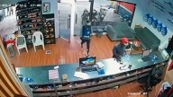 VIDEO Sicario balea a comerciante en su tienda, pero justicieros y hasta un perro lo atrapan