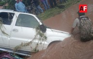Desbordamiento de río en Cocula deja un adulto mayor fallecido y 13 vehículos arrastrados