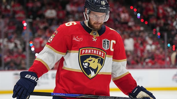 Panthers' Aleksander Barkov needs help leaving ice after apparent leg injury