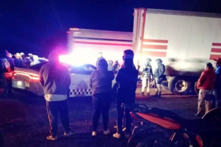 Tráiler iba en la México-Querétaro, pero se le partió la caja; hubo actos de rapiña