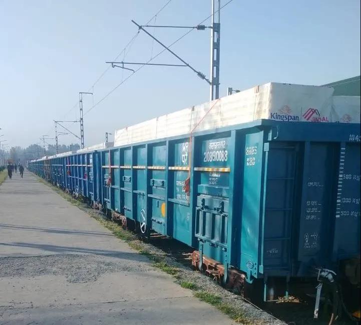Jammu Railways dispatch apple containers to Kashmir for storage purpose
