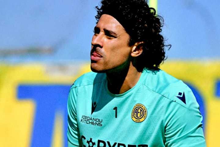 Guillermo Ochoa sufre goleada en su primer partido con AEL Limassol