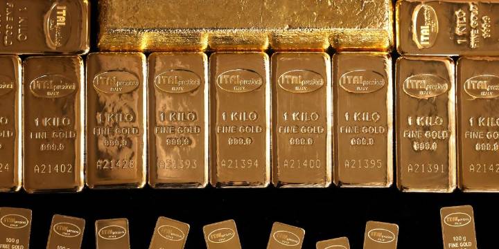Gold prices vs. the dollar and bonds: Markets have been acting 'super weird' lately