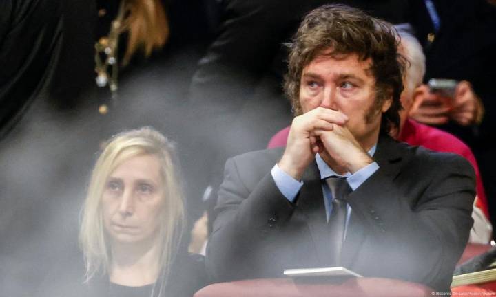 Una encuesta revela que la imagen presidencial de Milei cayó tres puntos tras la filtración de los audios