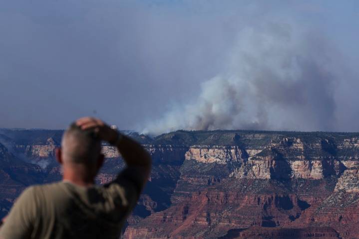 Muere bombero por emergencia cardíaca mientras combatía incendio en el Gran Cañón