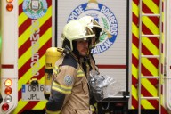 Un hombre hospitalizado por intoxicación respiratoria en un incendio en la calle Eskalantegi