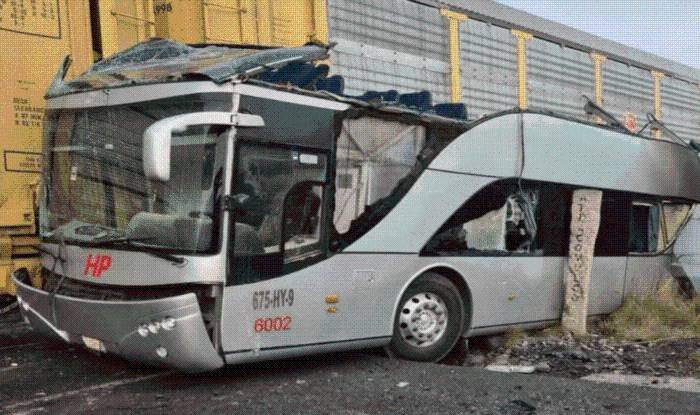 Autobús embestido por tren deja ocho muertos en Edo. de México