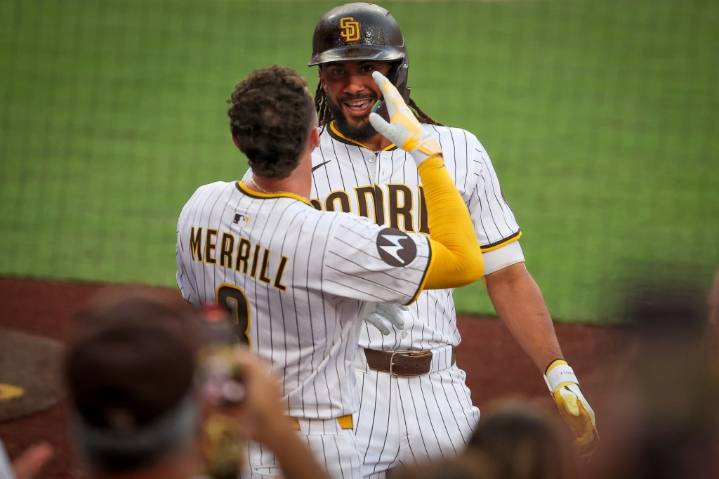 Padres beat Diamondbacks, might have lost Elias Díaz
