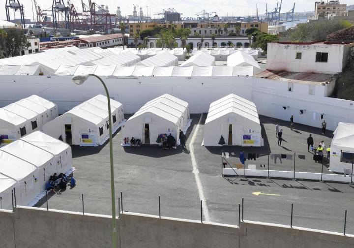El Estado oferta 70 plazas para asilados y las islas denuncian «lentitud» y las condiciones del Canarias 50
