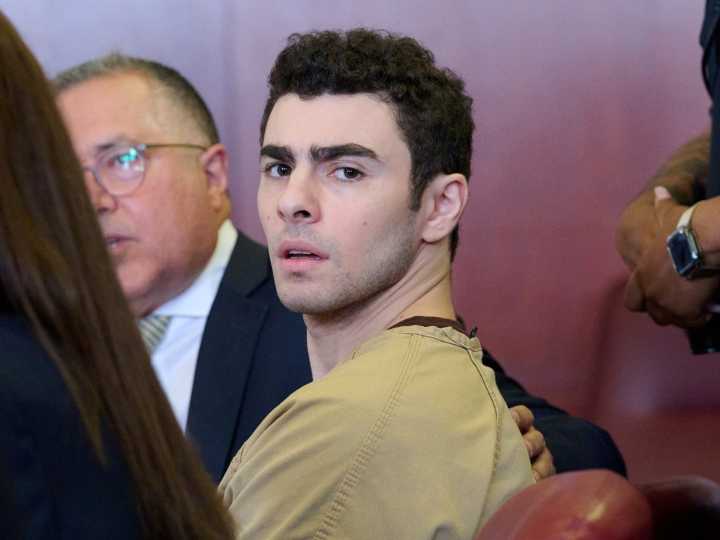 ¿Por qué un juez de NY rechazó los cargos de terrorismo contra Luigi Mangione? El fallo judicial que nadie esperaba