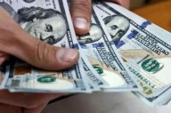 El dólar oficial retrocedió $10 con respecto a la apertura y Economía lo fijó en $1.450