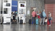 La reacción de los zaragozanos al 'tijeretazo' de los vuelos de Ryanair: "Zaragoza se queda incomunicada"