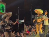 Santa Cachucha Edil de Reforma lleva a exótica con bandera al Grito