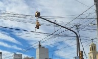 Se desprendió un semáforo en la intersección de Mitre y J. A. Roca
