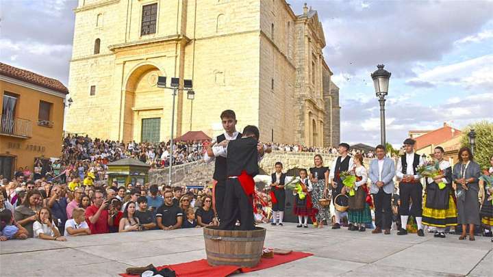VÍDEO | Cigales disfruta de un gran brindis con sus mejores vinos en un ambiente festivo: "Es un día de orgullo y alegría"