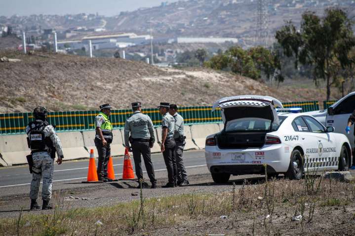 Hallan a mujer ejecutada a un costado de la carretera escénica Tijuana