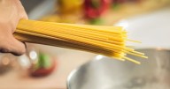 Ordenan retirar de todos los supermercados estos fideos mortales por un grave error de fábrica