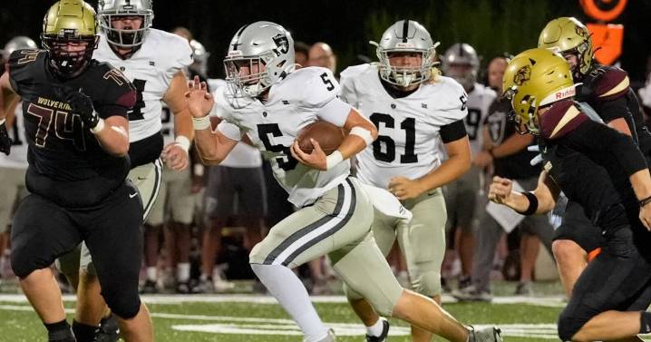A junior made all the right plays in Lakeshore's rushing attack as the Titans move to 4