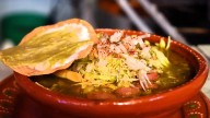 Familias gastan entre 2 mil 500 a 3 mil pesos en preparar pozole para una cena mexicana