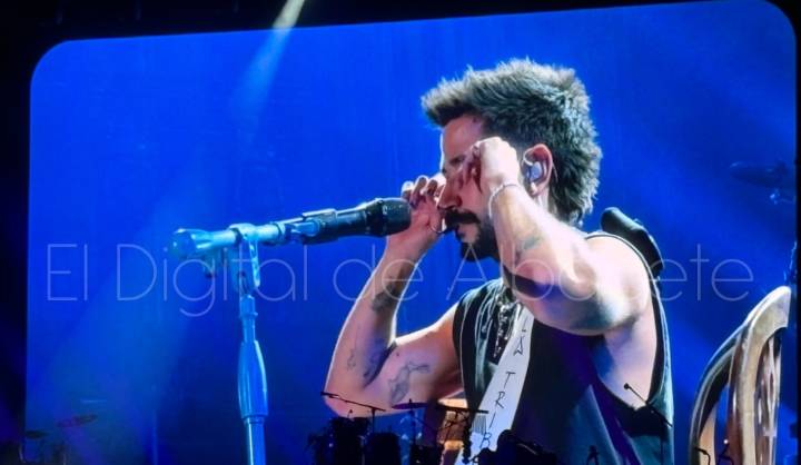 Camilo rompe a llorar en su concierto de Albacete