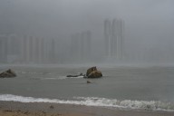 Las impresionantes imágenes y videos del supertifón Ragasa: olas gigantes golpean Hong Kong y la costa sur de China