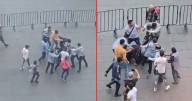 Enfrentamiento en el Zócalo: Ambulantes se pelean a golpes con empleados de gobierno de la CDMX