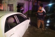 Rescatan policías a familia atrapada en auto tras fuertes lluvias