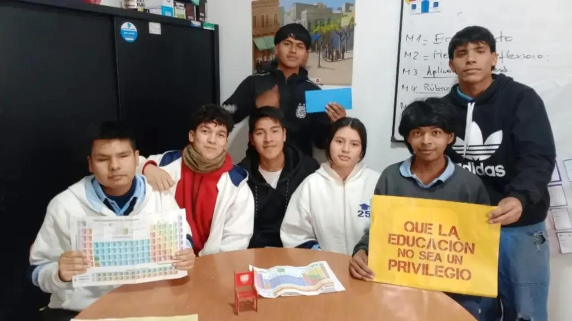 ¡Un ejemplo! Docente salteño aprendió braille para darle clases a su alumno ciego