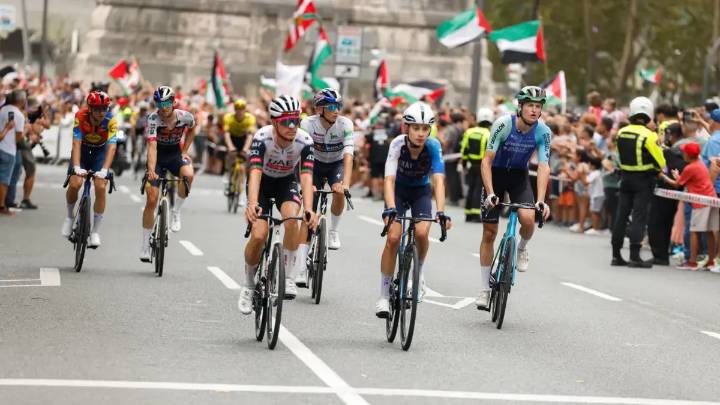La Vuelta a España estaría en vilo y sería frenada en seco por las fuertes protestas: se especula que la carrera no llegaría a Madrid