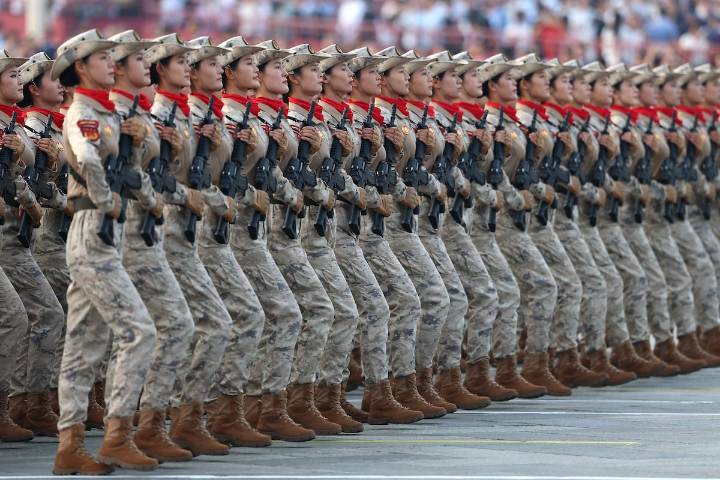 China celebra 80 años de su victoria contra Japón con un desfile de poderío militar, en imágenes