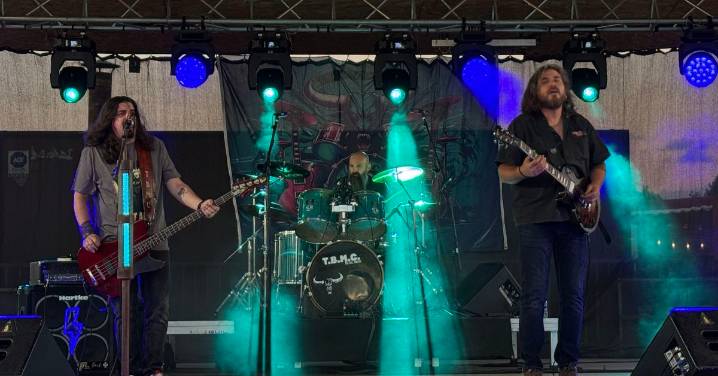 Concierto de rock a cargo del grupo TBMC para celebrar las fiestas