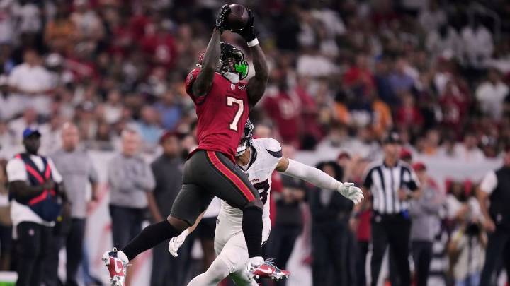 Shorthanded and trailing late, Bucs pull off spectacular comeback