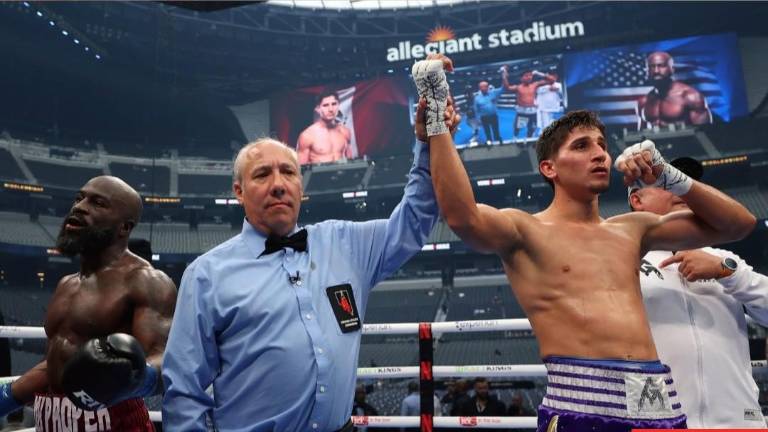 Marco Verde sigue invicto al vencer por KO técnico a Sona Akale en el cuarto round
