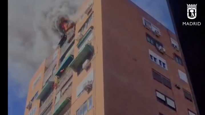 Una herida leve  por quemaduras en el incendio de su undécimo piso en Valdezarza