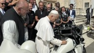 León XIV recibe motocicleta BMW que será subastada para apoyar a niños en Madagascar