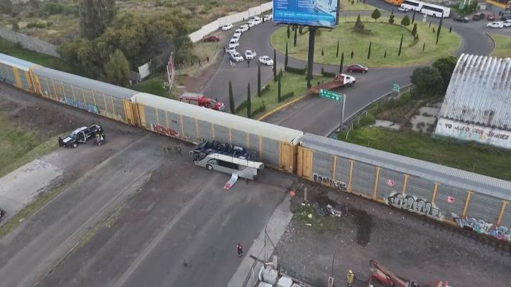 Un tren arrolla un autobús de dos pisos que cruza las vías en México dejando 10 muertos y decenas de heridos