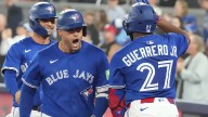 Azulejos golpean a Medias Rojas en clave lucha por playoffs