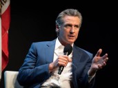 ¿Qué le pasa a la voz de Gavin Newsom? La curiosidad que intriga a todos