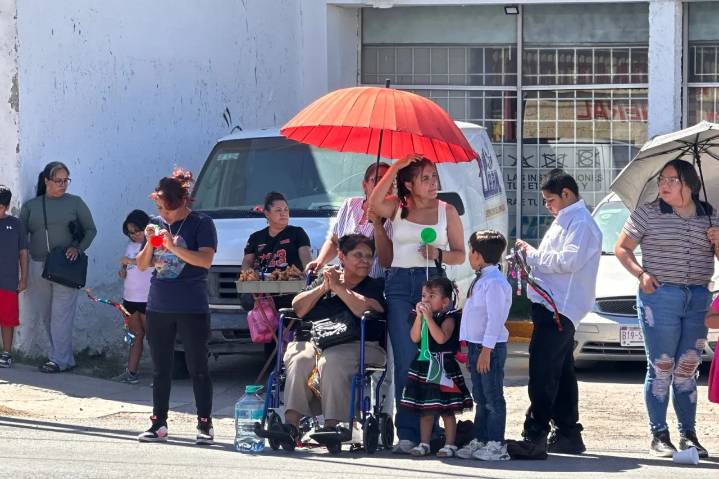 Disfrutaron 20 mil juarenses del desfile en la Insurgentes