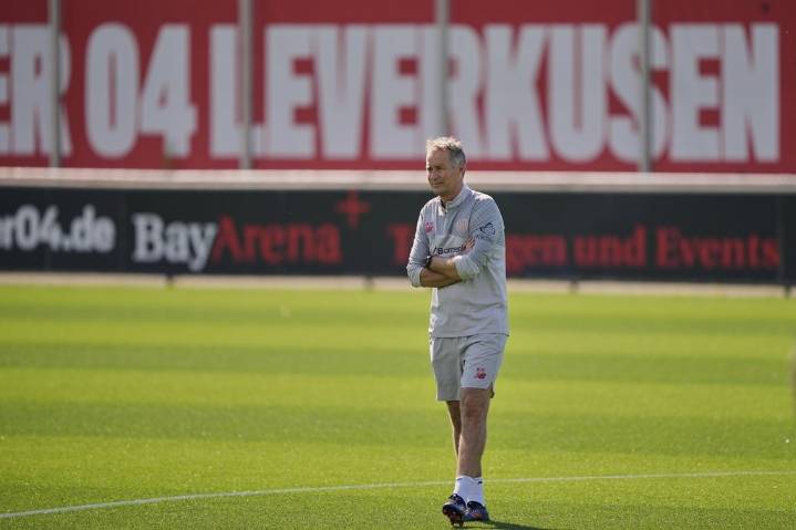 Bayer Leverkusen starts again with a new coach after two games under Ten Hag