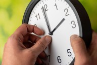 Se acerca el cambio de hora en Chile: en estas regiones NO tendrás que adelantar tu reloj